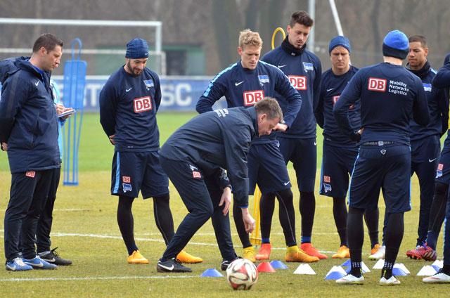 Taktikai értekezlet az edzőpályán a Herthánál (Fotó: Facebook/Hertha BSC)