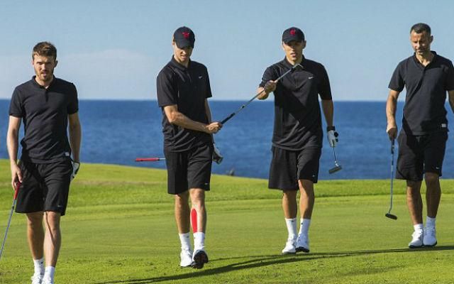 Michael Carrick és Johnny Evans az immáron edzőként dolgozó Ryan Giggs és Phil Neville társaságában ütötte el az időt a golfpályán (Fotó: Daily Mail)