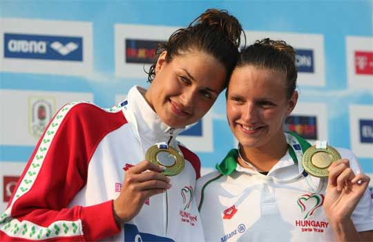 Jakabos (balra) ezüst-, Hosszú aranyérmes lett 200 m pillangón (Fotó: Tumbász Hédi)