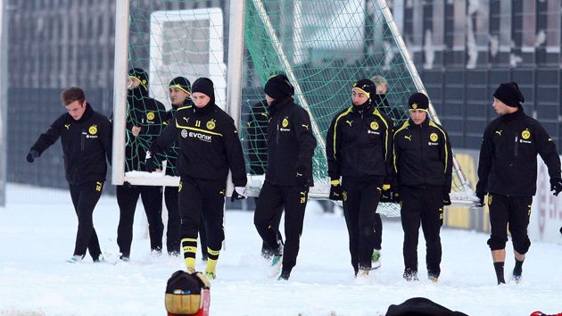 A kapucipelés lett a hozadéka a hóesésnek a Dortmund edzésén (bild.de)
