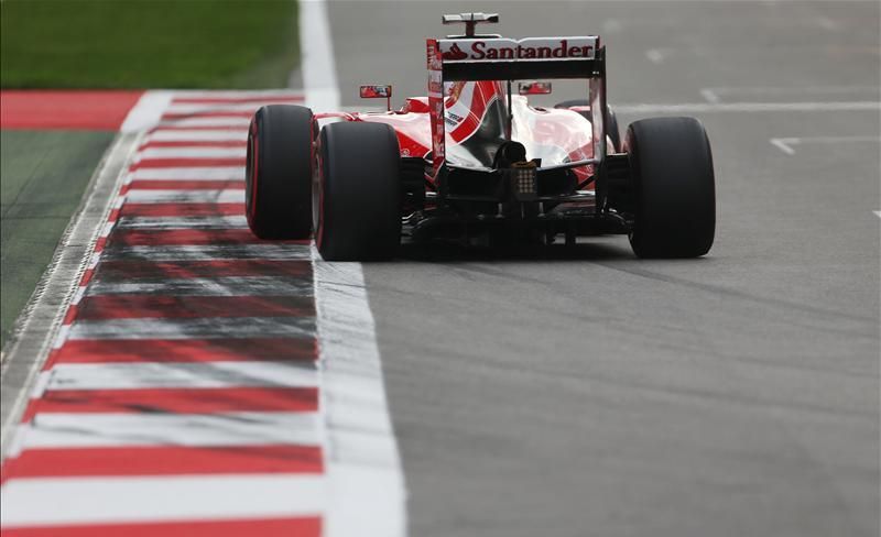 Sebastian Vettel szerint a versenyen a Mercedesekre is veszélyes lehet a Ferrari