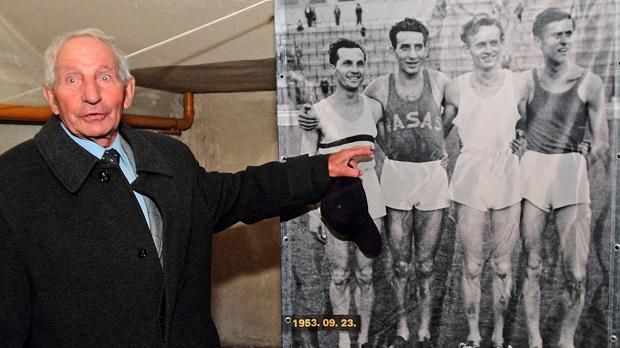 Hat évtized múltán is büszkén mutatja: 1953-ban tagja volt a világcsúcsot javító 4x1500-as váltónak (Fotó: Vasas SC)