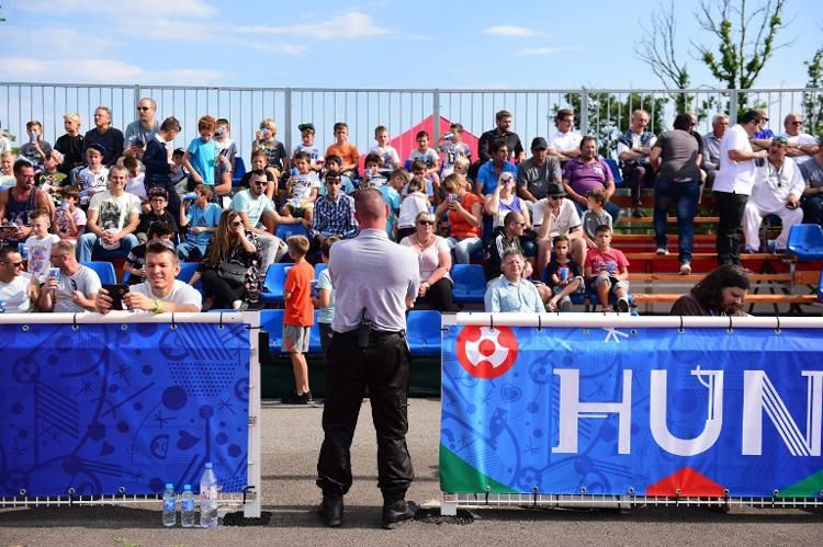 Biztosítás a magyar válogatott tourrettes-i nyílt edzésén (Fotó: AFP)