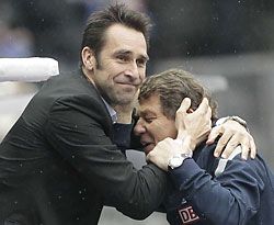 Rehhagel edző (jobbra) és Preetz menedzser

a Hertha menekvésének örül (Fotó: Reuters)