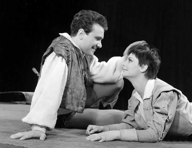 1964: Tordy Géza és Béres Ilona William Shakespeare Ahogy tetszik című vígjátékában (Fotó: MTI/Keleti Éva)