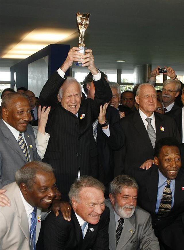 Brazilok ötven évvel az 1958-as világbajnoki siker után, balról jobbra, felső sor: Djalma Santos, Hideraldo Bellini a Jules Rimet-kupával, Joao Havelange, korábbi FIFA-elnök; alsó sor: Moacir, José Altafini (Mazzola), Luiz Inácio Lula da Silva, Brazília korábbi elnöke és Pelé (Fotó: Reuters)