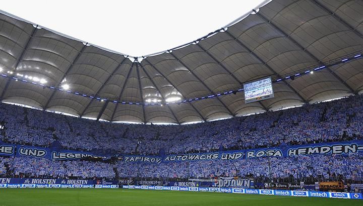 A Hambuerger SV drukkerei kékbe öltöztették a stadiont szeptemberben, így köszöntve 125. születésnapján a klubot (Forrás: Guardian)