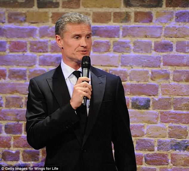 David Coulthard eredetileg öltönyben érkezett (forrás: Daily Mail)