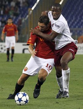 Nem adta könnyen magát a CFR: Totti (bordóban) 
és Kivuvu küzdelme (Fotó: Reuters)