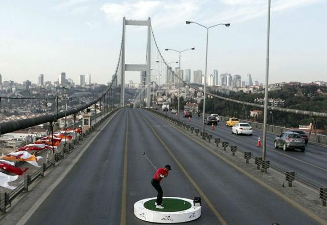 Tiger Woods kontinenseket átszelő ütése (Fotó: Action Images)