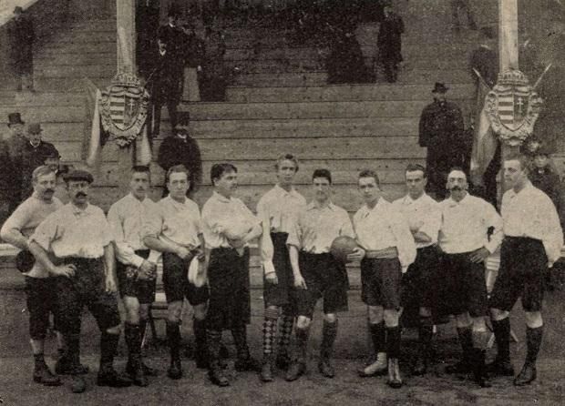 1897. október 31.: a BTC csapata a „Cricketerek” elleni első „klubközi” mérkőzésen