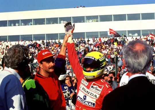 A lista 11. helyezettje, Nigel Mansell magasba lendíti a bukósisakos Senna kezét Szuzukában: a pilóták szerint a brazil volt a legnagyobb (Fotó: Action Images, archív)