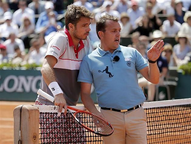 Nézze, Monsieur Wawrinka, arra van Novak Djokovics (Fotó: Reuters)