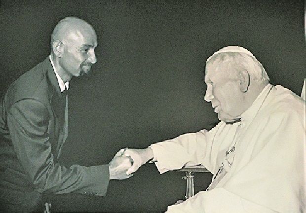 A híres fotó: II. János Pál pápa magánlátogatáson fogadta a legendát