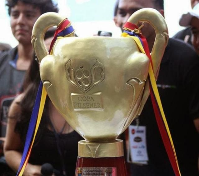 Copa Pilsener, az ecuadori labdarúgó-bajnokság győztesének kupája