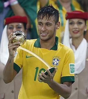 Neymar a torna aranylabdájával (Fotó: Reuters)