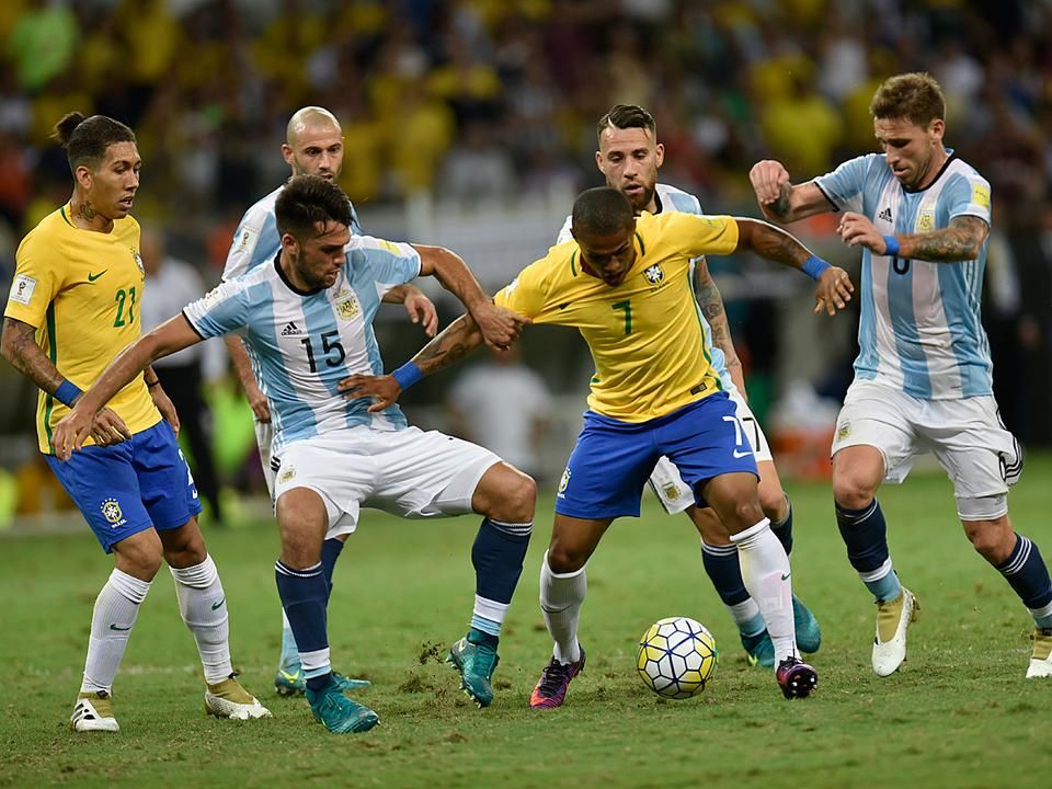 A legutóbbi vb-n Argentína a döntőig menetelt, de a selejtezőben Brazília sokkal jobban játszott – melyik dél-amerikai nagyágyú lesz a jobb? (Fotó: AFP)