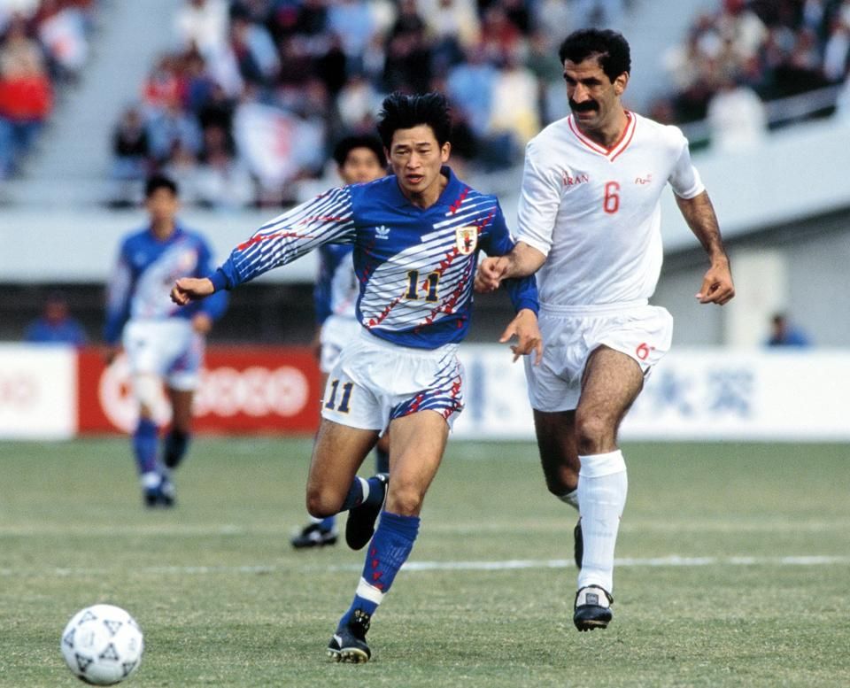 Miura Kazujosi 89 alkalommal volt japán válogatott, a képen egy 1992-es, Irán elleni mérkőzésen küzd a labdáért (FOTÓ: IMAGO IMAGES)