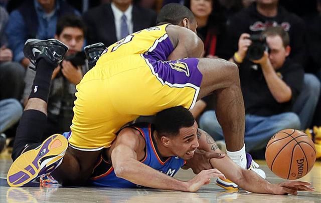 Metta World Peace-nek és a Lakersnek csak pillanatai voltak Thabo Sefolosha és a Thunder ellen (Fotó: Reuters)