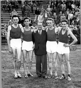 A hosszútávfutó „aranycsapat” (balról): Mikes Ferenc, Iharos Sándor, Iglói Mihály edző, Rózsavölgyi István és Tábori László