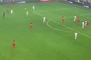 Burak Yilmaz „mögékerülése”, török gól