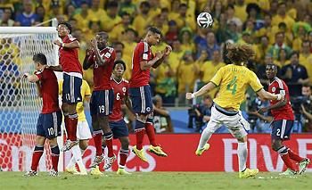 David Luiz labdája útban a háló felé (Fotó: Reuters)
