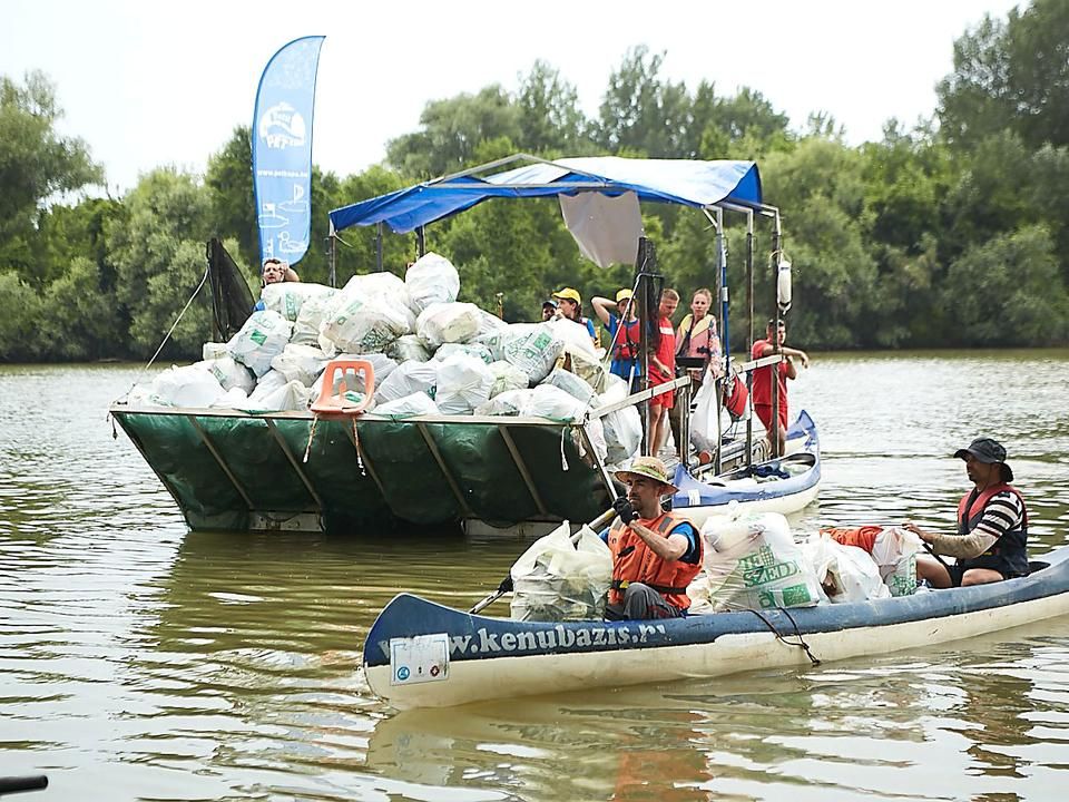 Tavaly a résztvevők csaknem három tonna hulladékot gyűjtöttek a Tiszából. (Fotó: csupasport.hu)