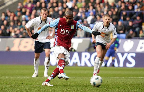 Ashley Young (Aston Villa) a 70. percben csapata 2–1-es vezetésénél tizenegyest rúghatott, ám kísérlete 
a Bolton kapusának (Jussi Jääskeläinen) lábában halt el. A Bolton az utolsó percekben ezt követően 
megfordította a mérkőzést, és 3–2-re nyert (Fotó: whoateallthepies.tv)
