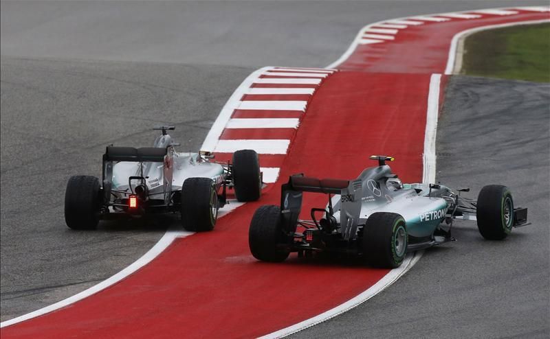 Rosberg (jobbra) szerint Hamilton a rajtnál túl agresszív volt