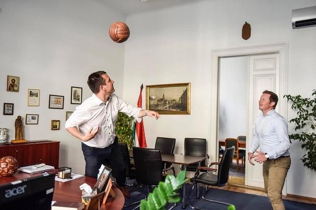 A labda olykor az államtitkár úr irodájában is repül