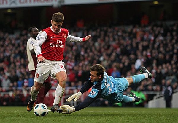 A 87. percben Andrej Arsavin már Simon Mignolet (Sunderland) mellett is elvitte a labdát, majd a kapuba 
lőtt a játékvezető azonban les miatt (tévesen) érvénytelenítette a találatot, így gól nélküli döntetlennel
 ért véget a találkozó (Fotó: whoateallthepies.tv)