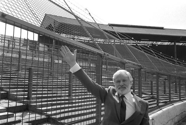 Ken Bates, a Chelsea egykori elnöke és tulajdonosa még áramot is vezetett volna a kerítésekbe (Forrás: anorak.co.uk)