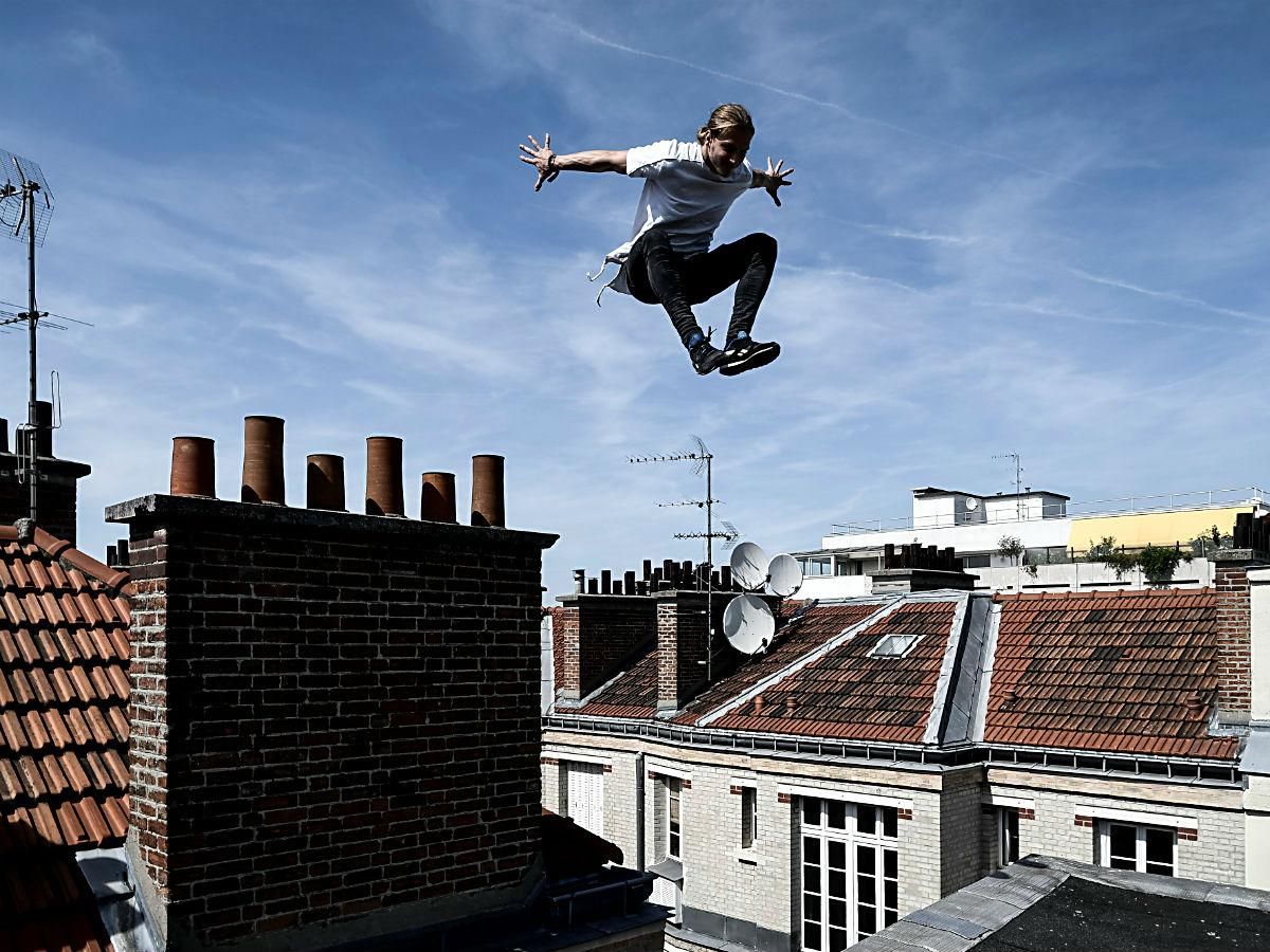 Nagy divat a parkour: átugrani mindent, felmászni mindenre (Fotó: AFP)