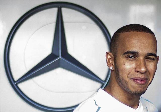 Lewis Hamilton elégedett az új autójával, de óvatos