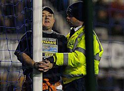 Érdekes jelenet: egy
 fanatikus odaláncolta magát 
a kapufához az Everton-City meccsen