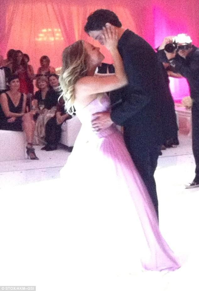Kaley Cuoco és Ryan Sweeting szilveszter este házasodott össze (Fotó: Daily Mail)