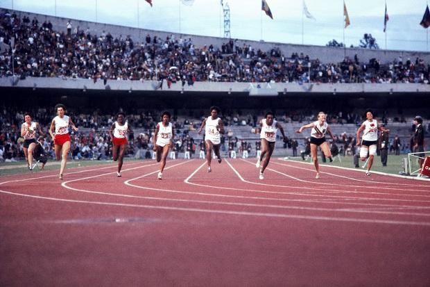 1968, Mexikóváros: célban a 100 méter mezőnye, Szewinska (balról a 2.) bronzérmes, az amerikai Wyomia Tyus (jobbról a 3.) nyert (Fotó: AFP)