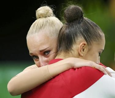 Mamun vigasztalja Kudrjavcevát a döntő után (Fotó: Reuters)