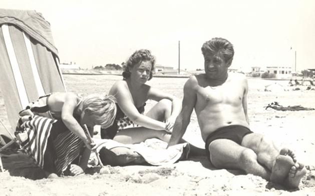 A strandon készült fotón Czibor Írisz homokozik a szülei társaságában