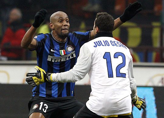 A két brazil, Maicon és Júlio César sokat tett hozzá az Inter jó védekezéséhez (fotók: Reuters)