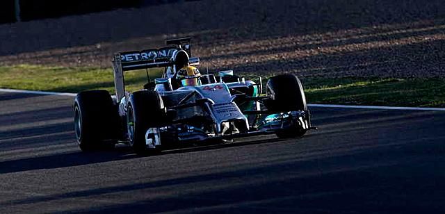 Lewis Hamilton eddig több mint egy másodperccel veri a többieket Jerezben (Fotó: Reuters)