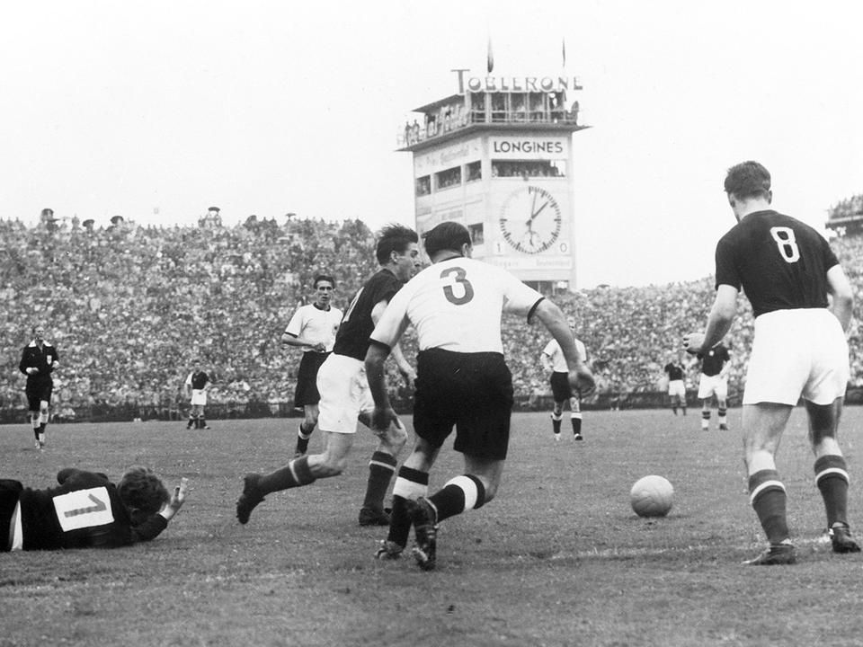 Czibor Zoltán (11, takarva) elviszi a labdát Toni Turek (1) mellett, Werner Kohlmeyer (3) és Kocsis Sándor (8) figyeli az eseményeket az 1954-es vb-döntőn (Fotó: AFP)