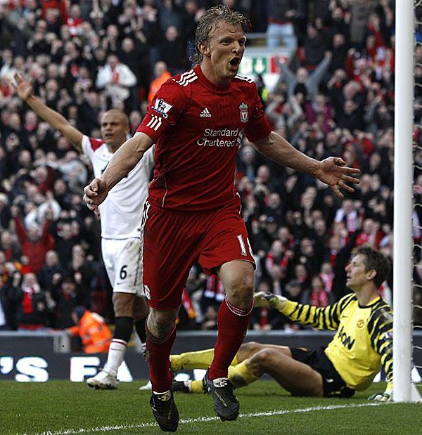 Dirk Kuyt érthető öröme, miután a nagy rivális Manchester United (3–1) elleni vasárnapi rangadón harmadik gólját szerezve 
végleg eldöntötte a rangadó kimenetelét (Fotó: whoateallthepies.tv)