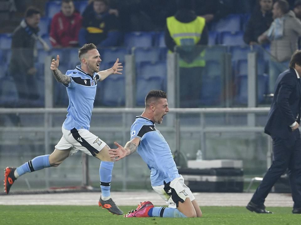 Milinkovics-Szavics a győztes gólt ünnepli az Inter ellen (Fotó: AFP)
