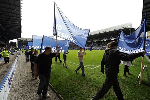 Bár az Everton 2-0-ra legyőzte a Blackburnt, a meccs leglátványosabb jelenete a kezdés előtti zászlós felvonulás volt (Fotó: Whoateallthepies.com)