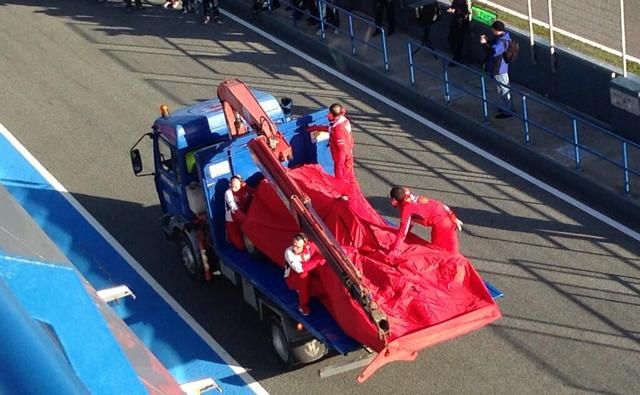 A Ferrari a boxban – másképp (Fotó: Twitter/NicolaBILD)
