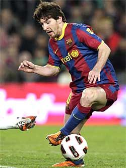 Messi kavargat a Zaragoza ellen (Fotó: Reuters)