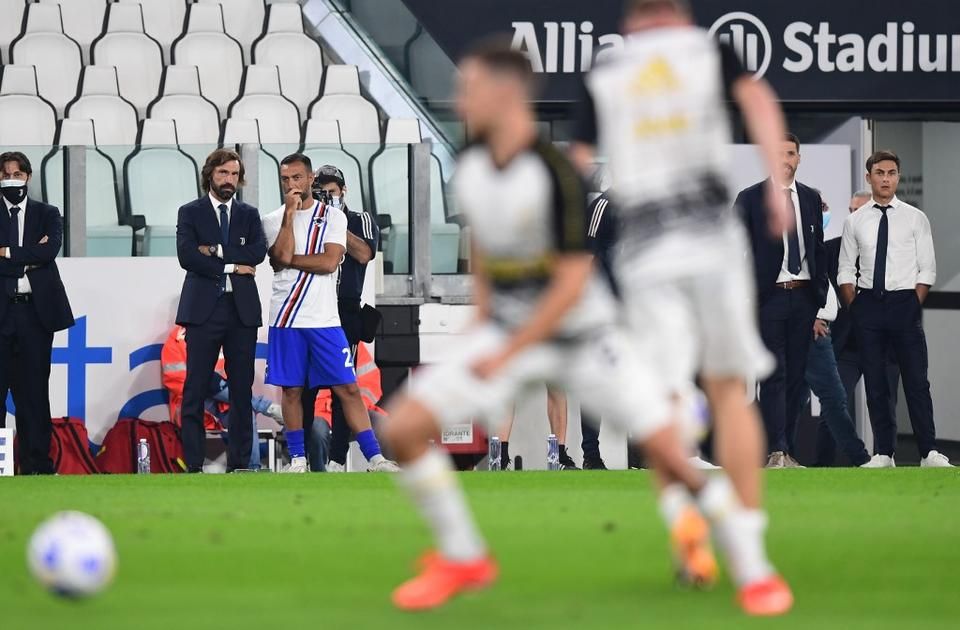 Pirlón  kezdés előtt kevés jelét lehetett látni feszültségnek. A Sampdoria  veterán támadójával, korábbi juventusos és válogatott csapattársával,  Quagliarellával is jó kedvűen elbeszélgetett a pálya szélén (Fotó: AFP)