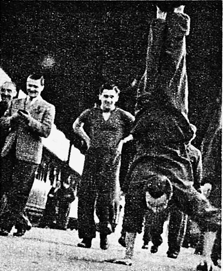 Sárosi III Béla fogadásból kézenállva tett meg 50 métert a szófiai érkezéskor (Fotók: Képes Sport)