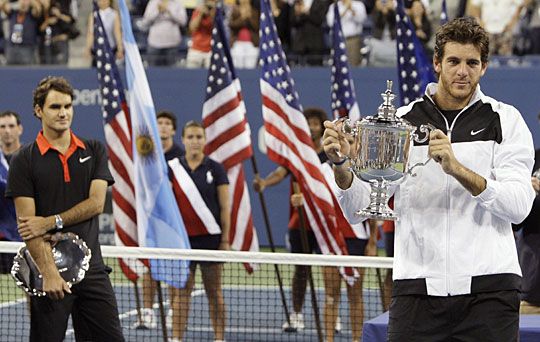 Szokatlan szereposztás Flushing Meadows-ban: Federer a háttérben, Del Potro a trófeával (fotó: Reuters)